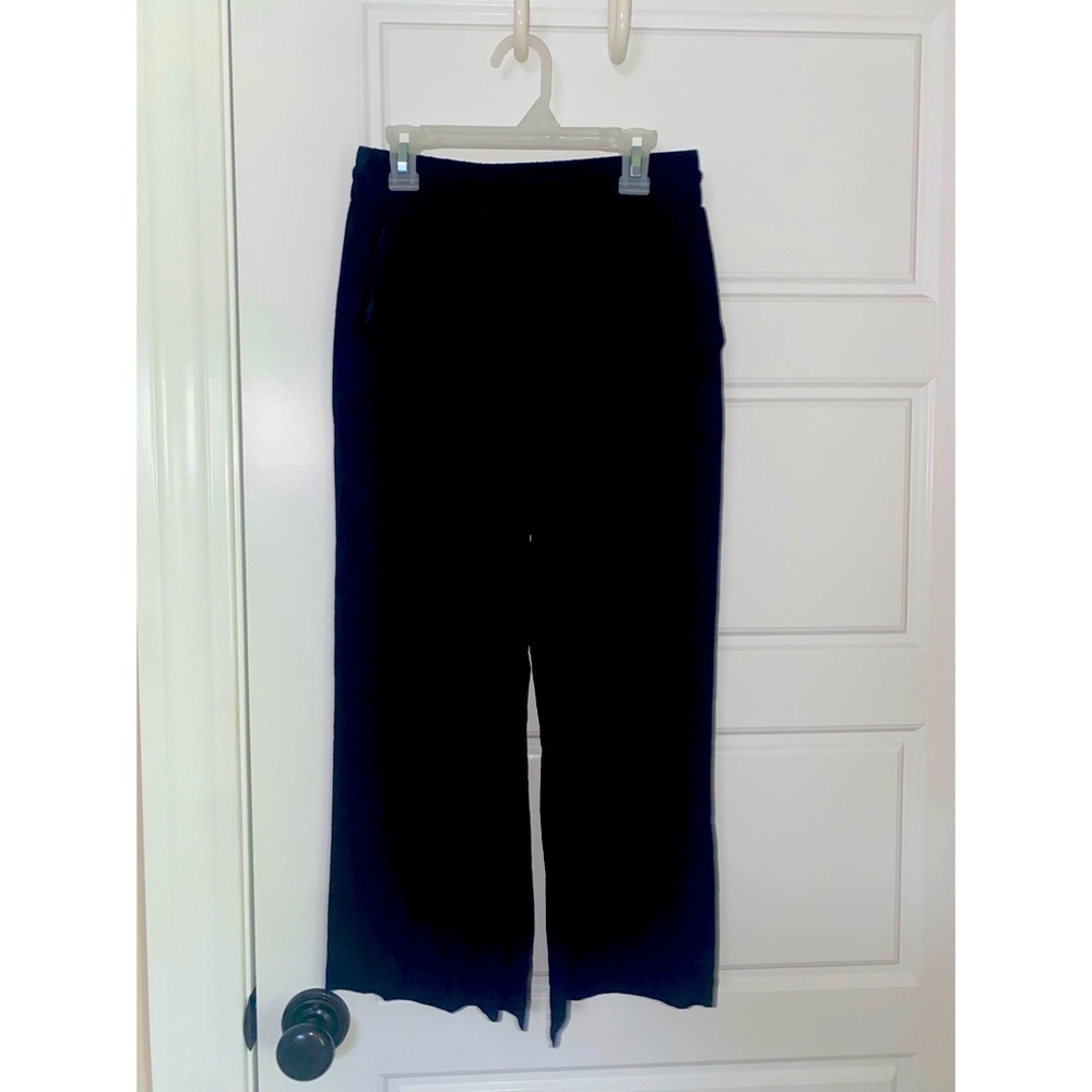 Black cropped flowy pant